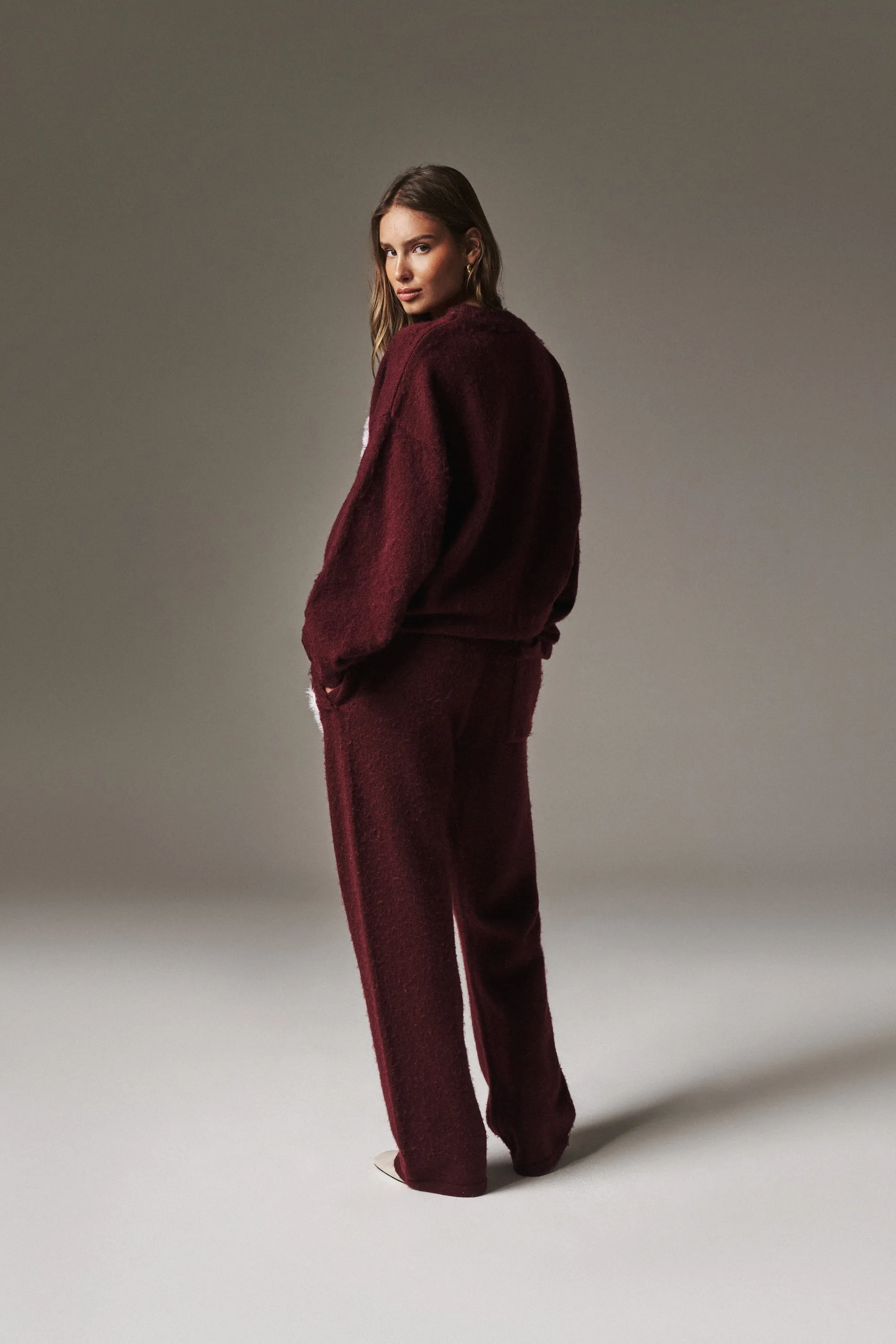 FLUFFY EMBLEM KNITTED JOGGERS - BURGUNDY