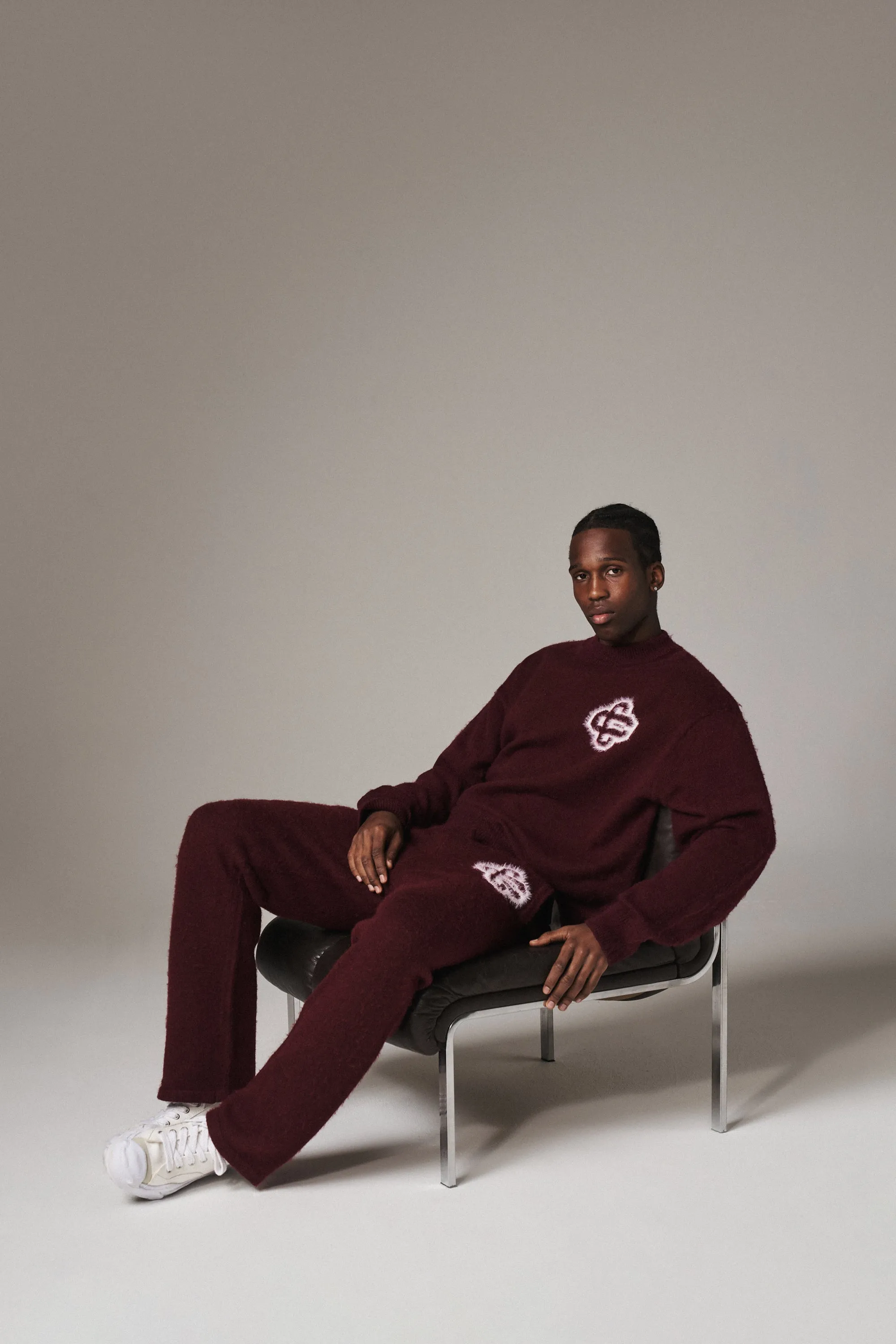 FLUFFY EMBLEM KNITTED JOGGERS - BURGUNDY