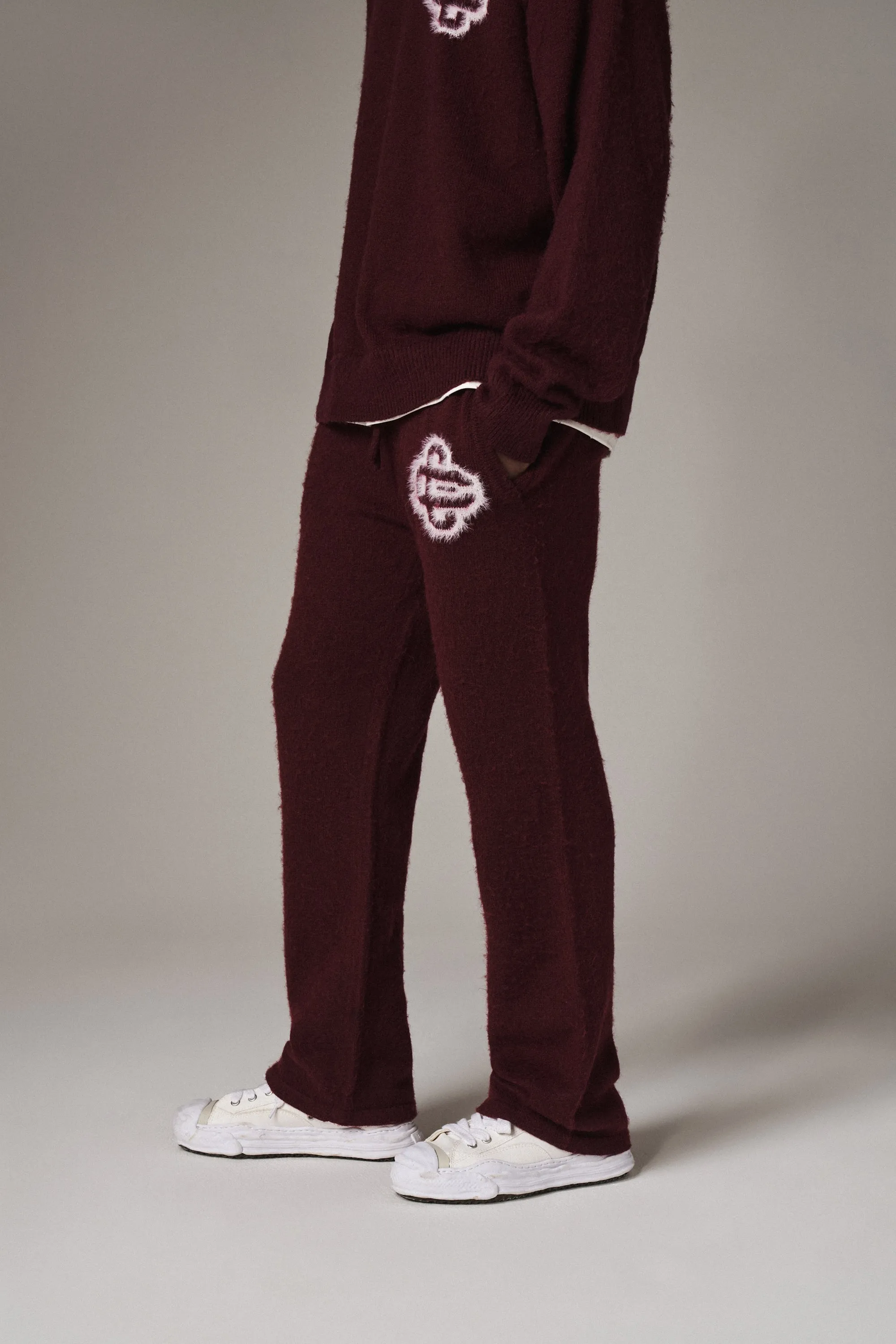 FLUFFY EMBLEM KNITTED JOGGERS - BURGUNDY