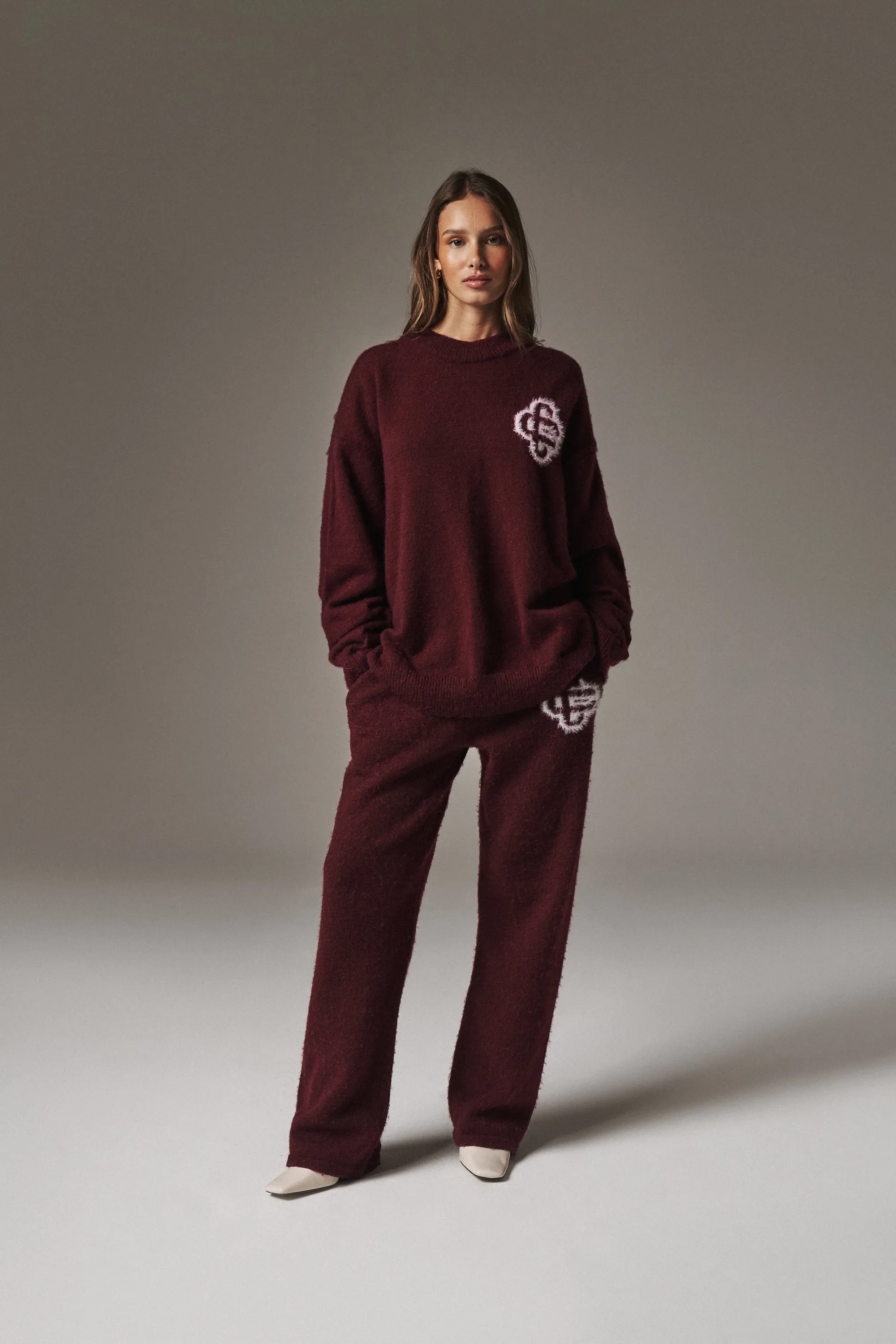 FLUFFY EMBLEM KNITTED JOGGERS - BURGUNDY