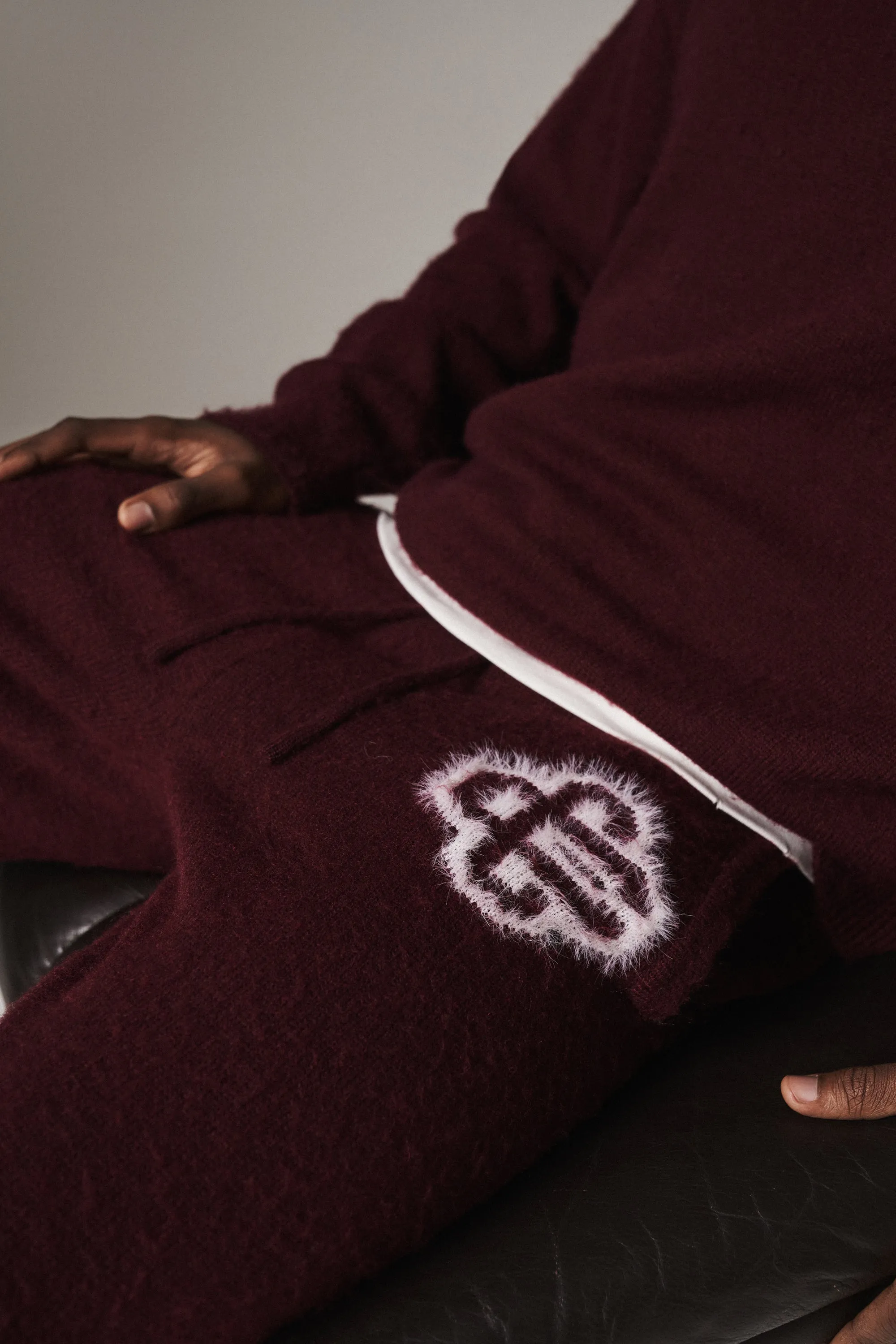 FLUFFY EMBLEM KNITTED JOGGERS - BURGUNDY