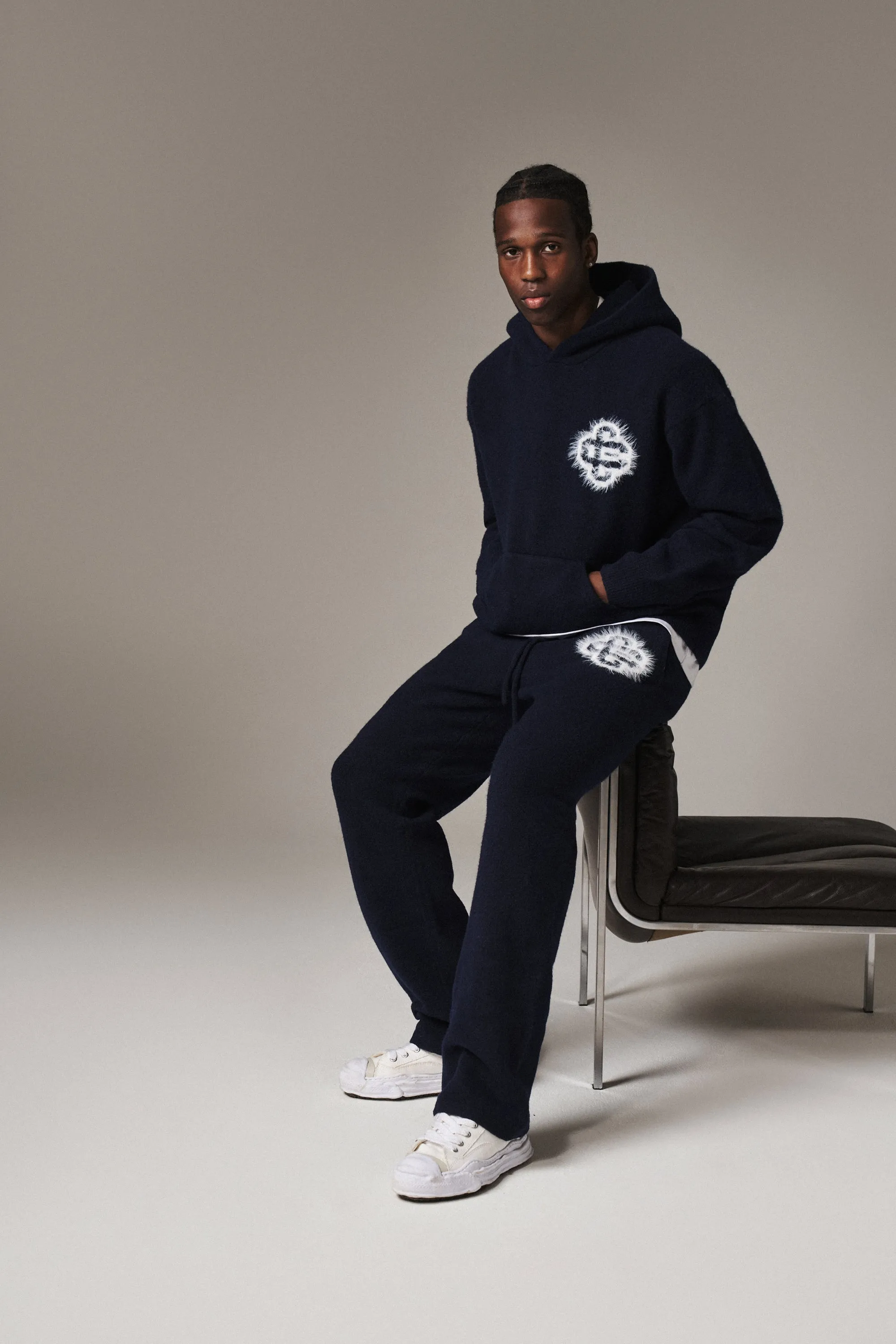 FLUFFY EMBLEM KNITTED JOGGERS - NAVY