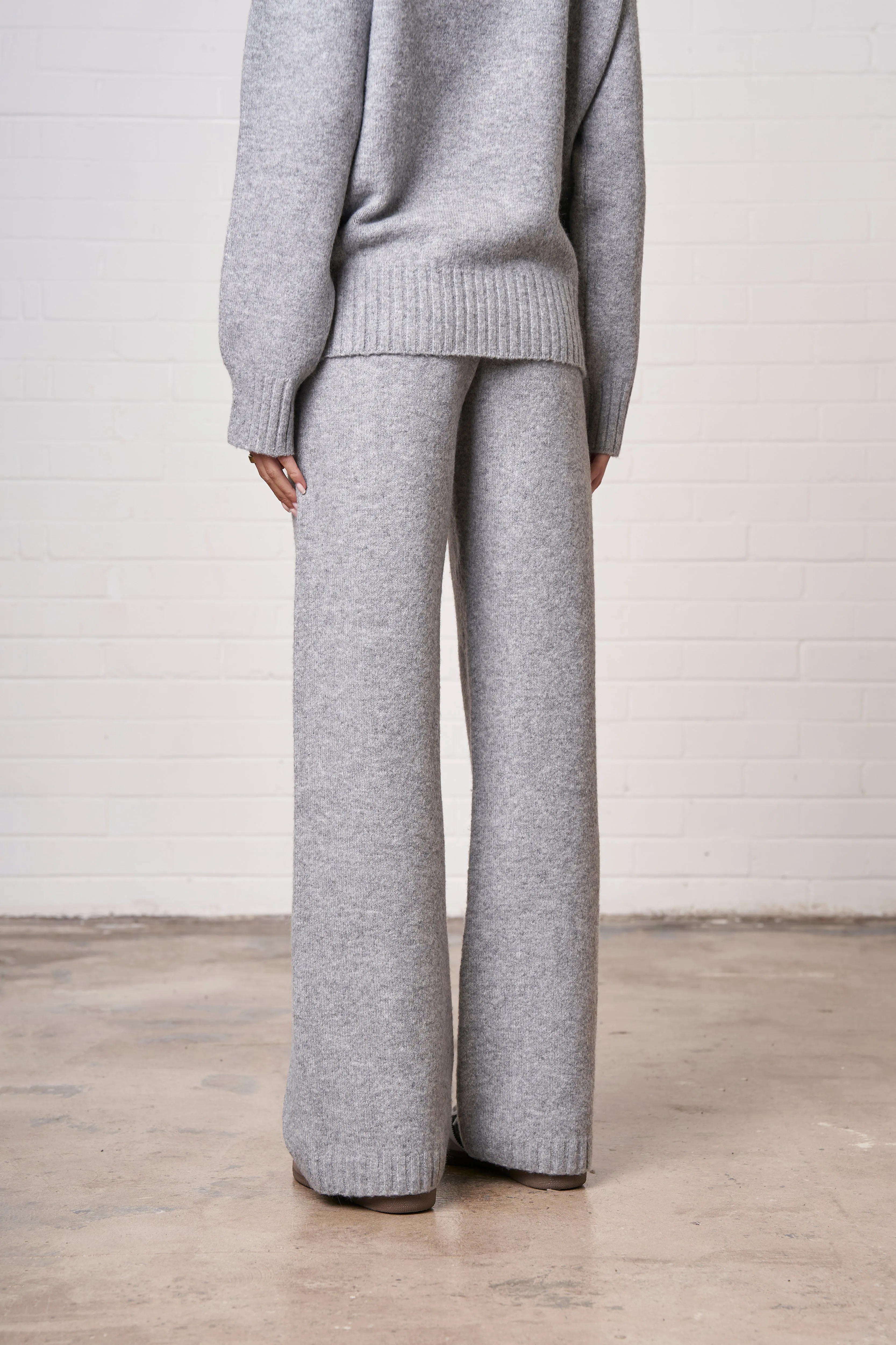 FLUFFY KNIT EMBLEM EMBROIDERED JOGGER - GREY MARL