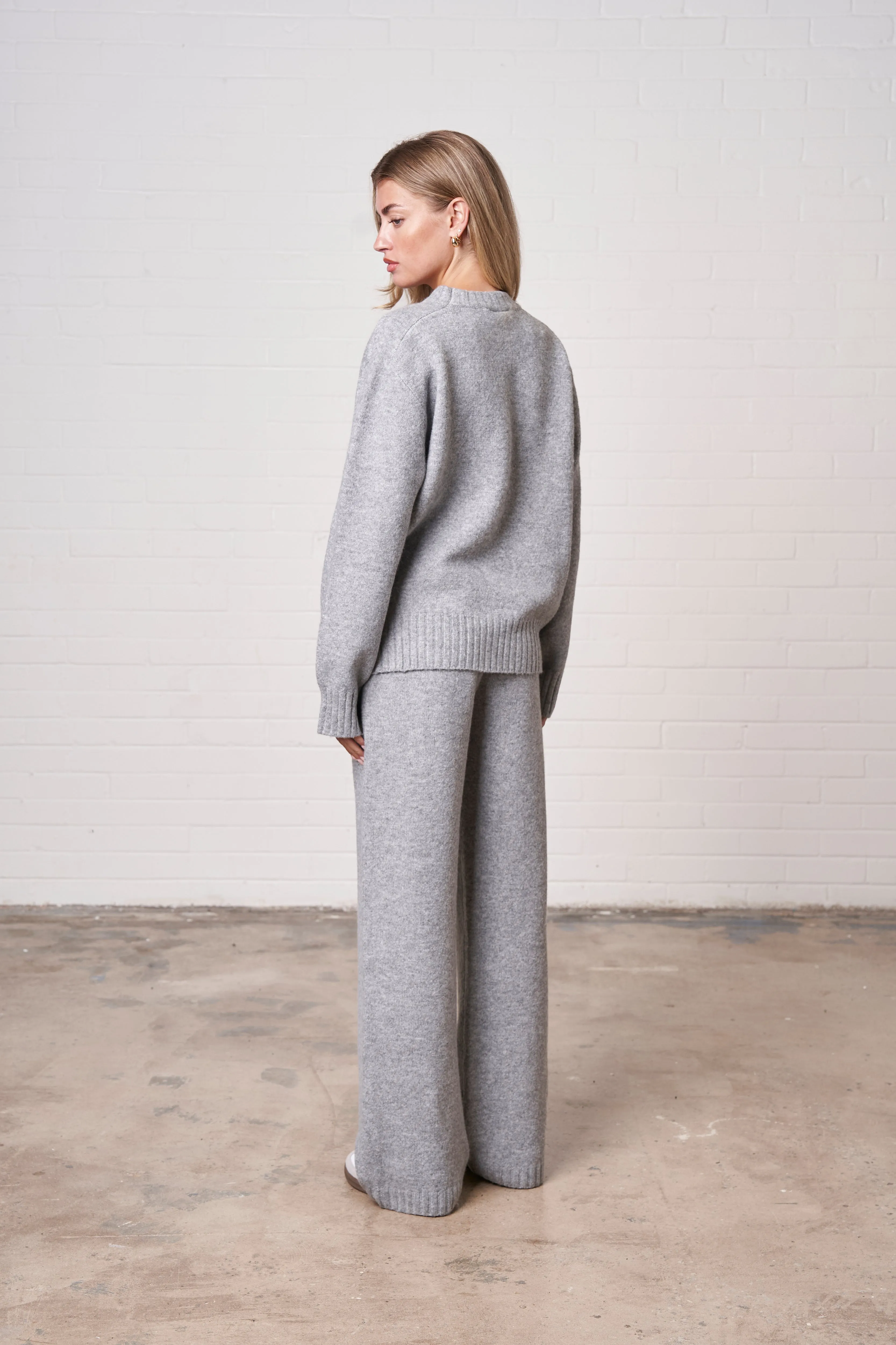 FLUFFY KNIT EMBLEM EMBROIDERED JOGGER - GREY MARL