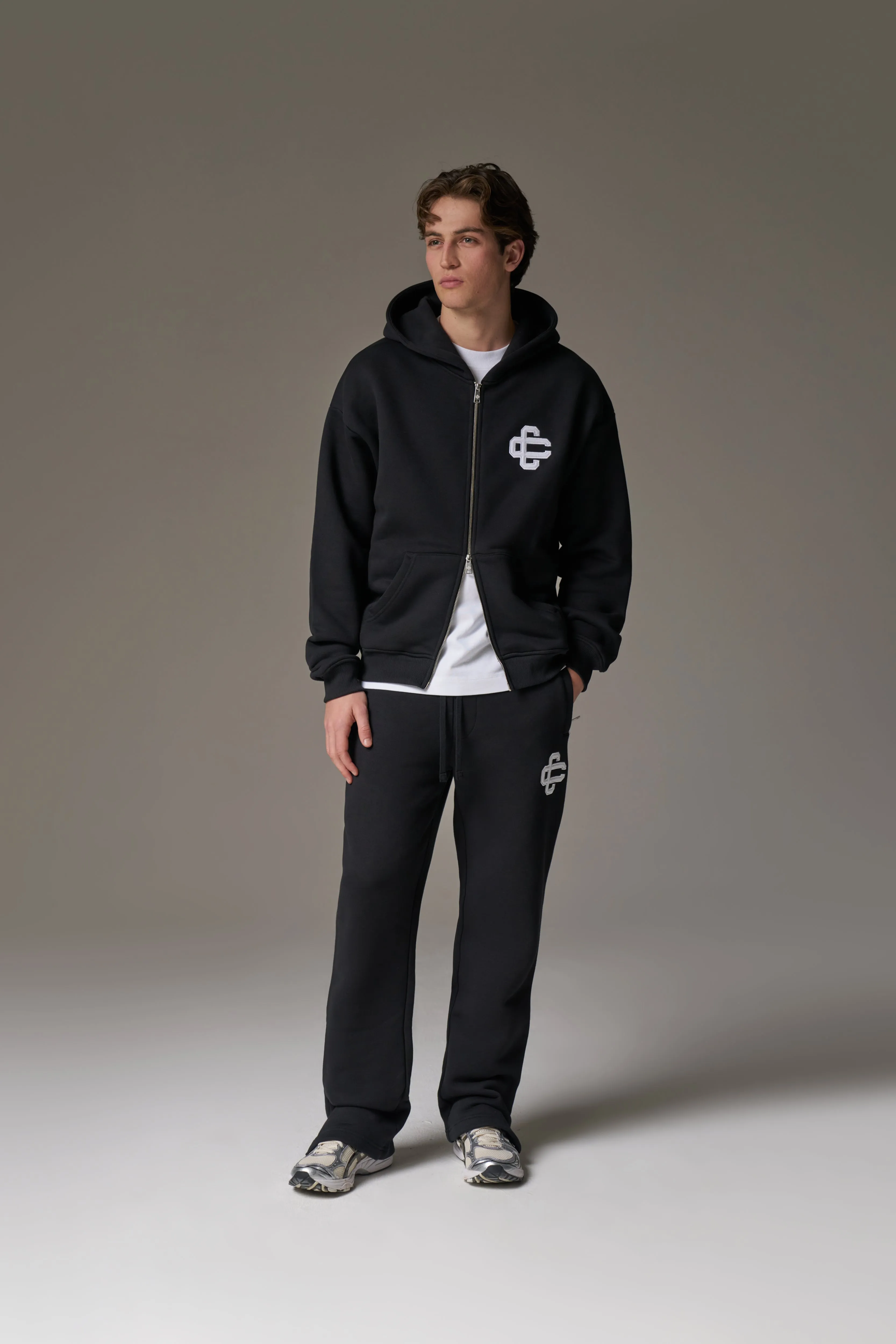 HEAVYWEIGHT EMBLEM APPLIQUE JOGGERS - BLACK