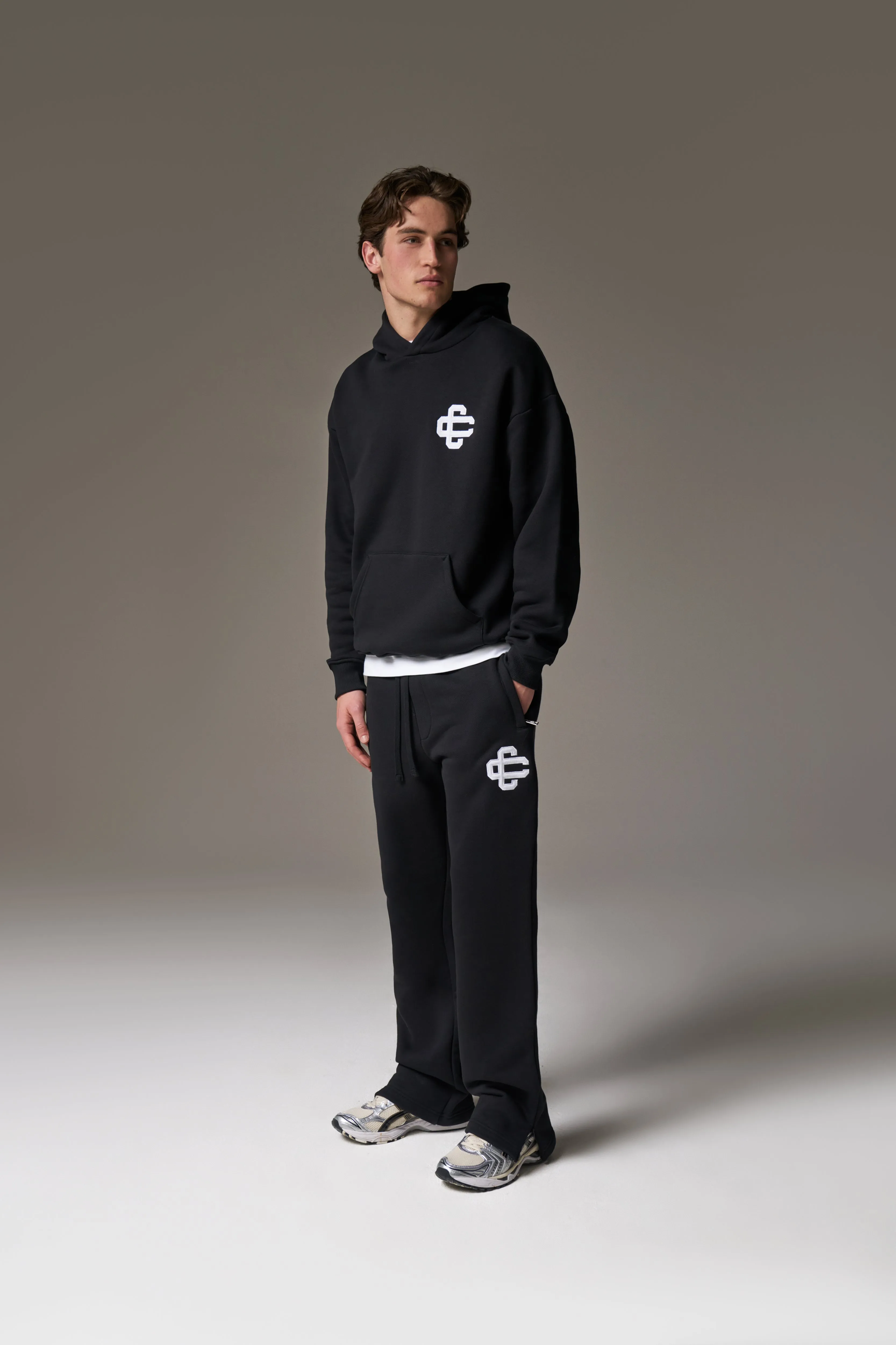 HEAVYWEIGHT EMBLEM APPLIQUE JOGGERS - BLACK