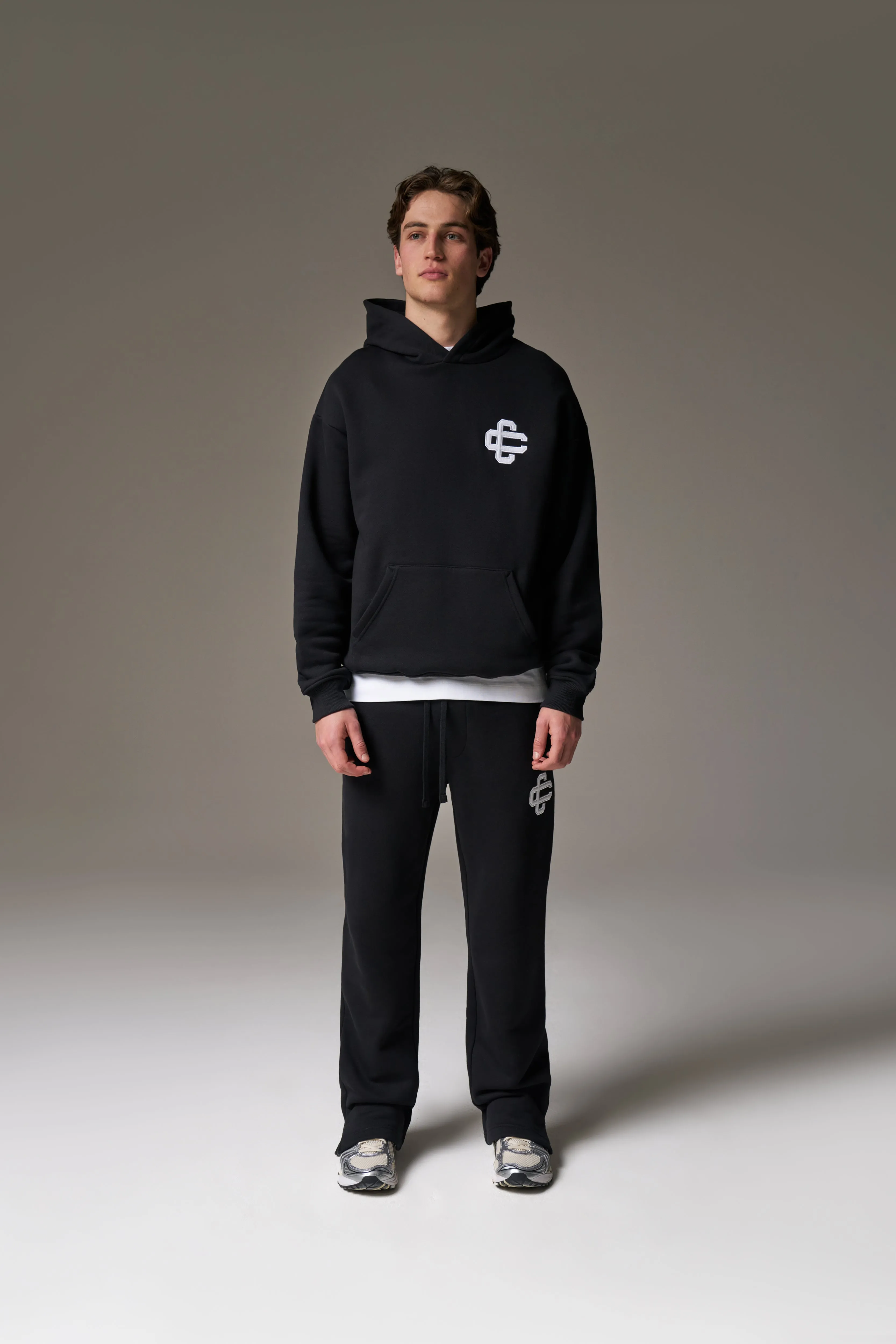 HEAVYWEIGHT EMBLEM APPLIQUE JOGGERS - BLACK