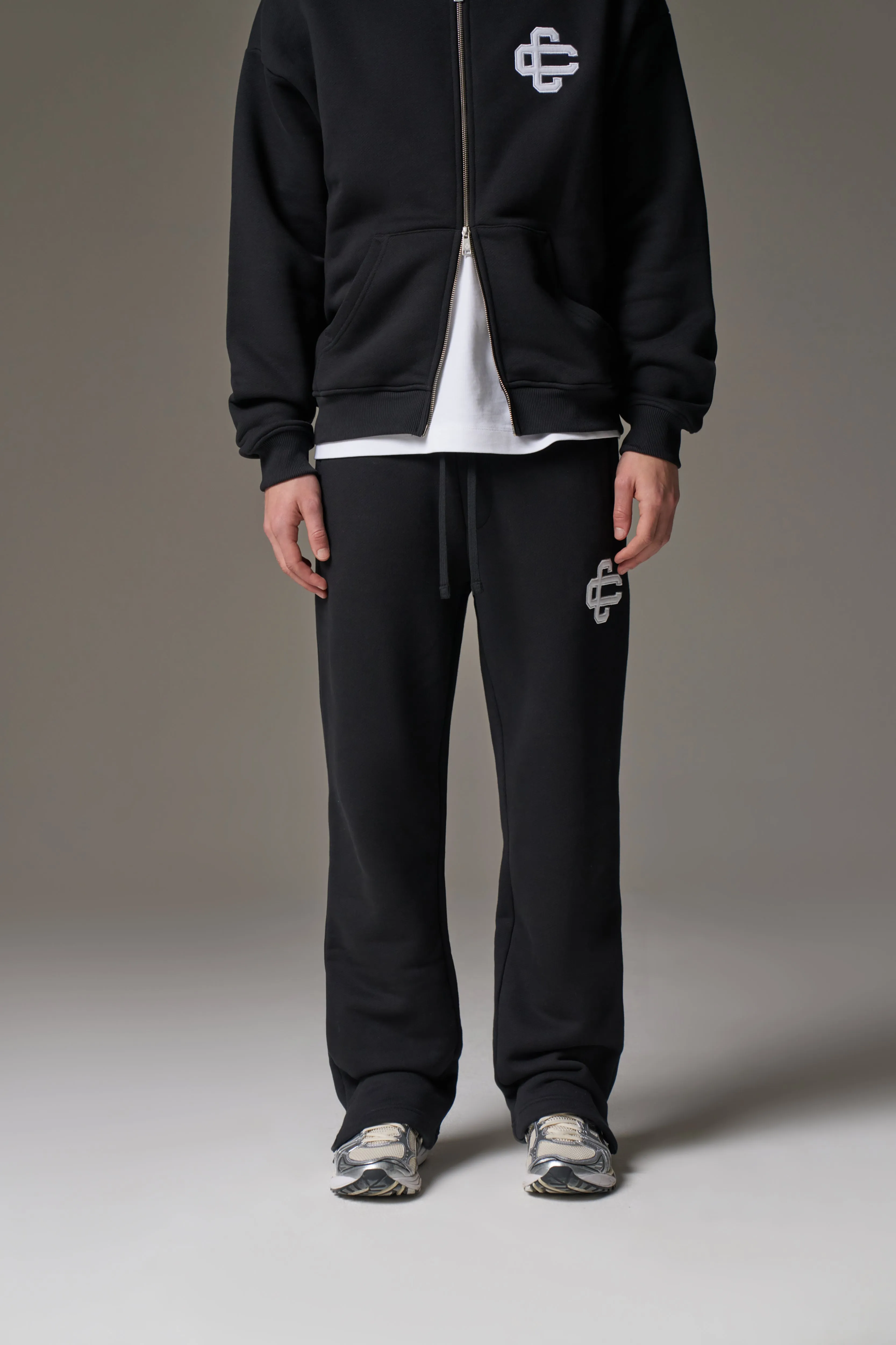HEAVYWEIGHT EMBLEM APPLIQUE JOGGERS - BLACK