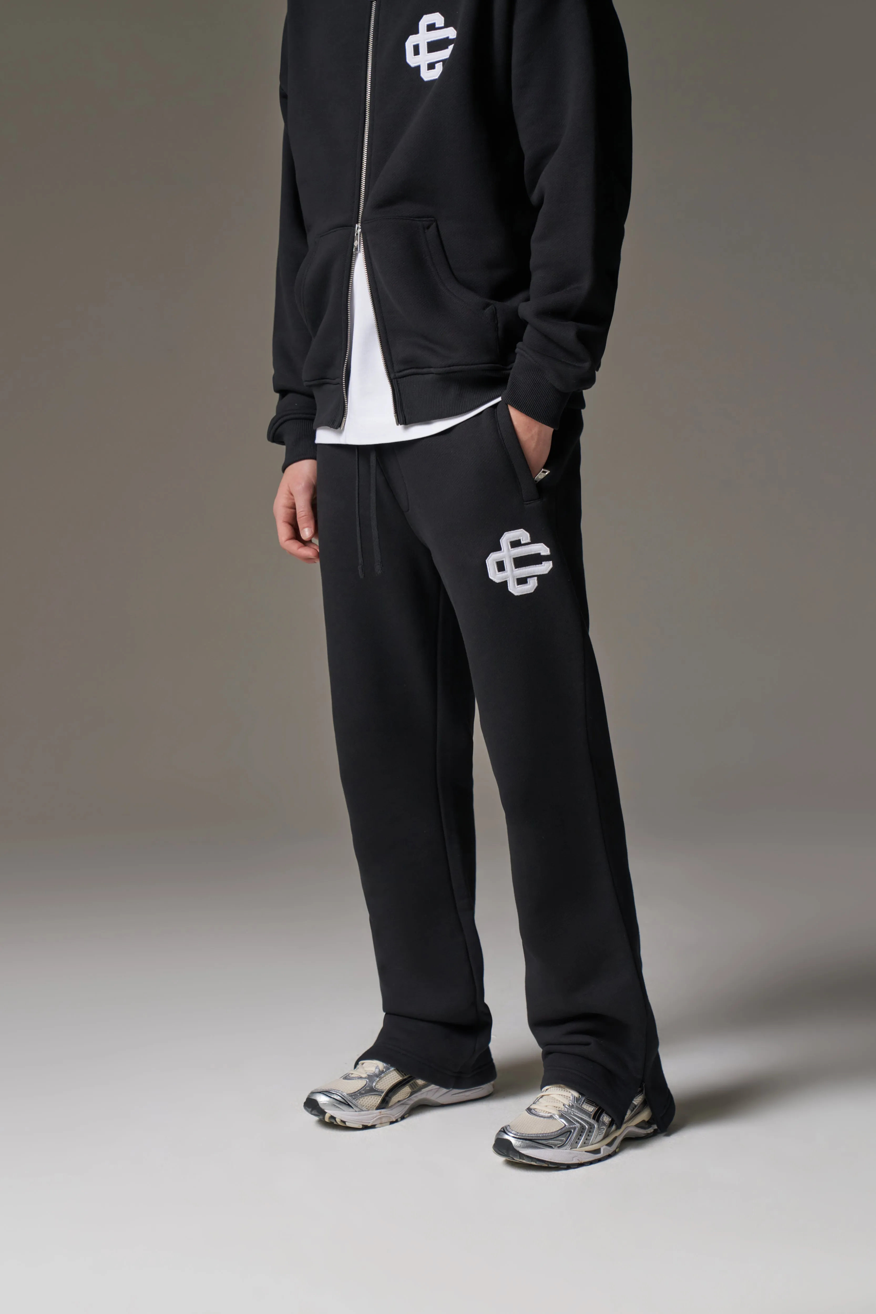 HEAVYWEIGHT EMBLEM APPLIQUE JOGGERS - BLACK