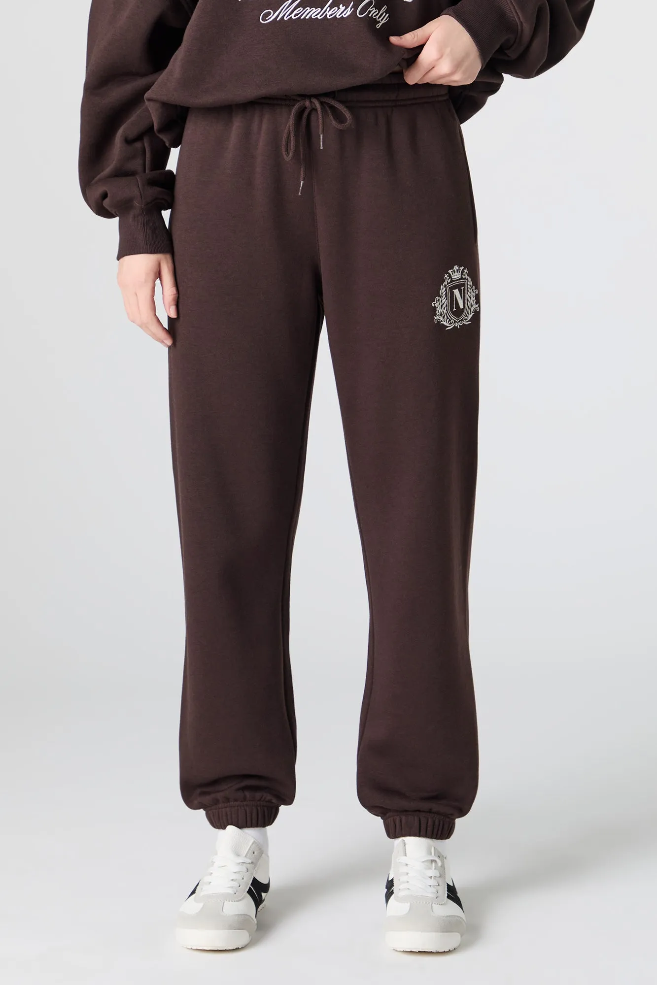 Jogger en molleton avec motif brodé